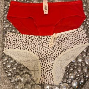 BRAND NEW VICTORIA SECRET 2 PAIR BUNDLE MEDIUMS